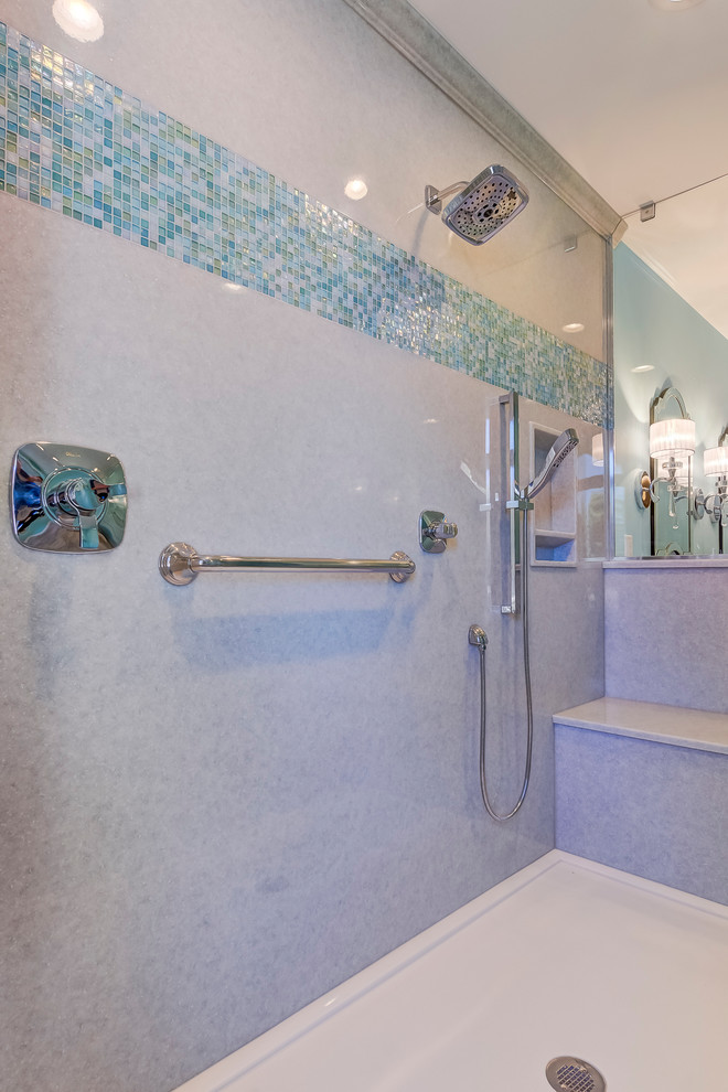 Foto di una stanza da bagno padronale stile marino con ante con bugna sagomata