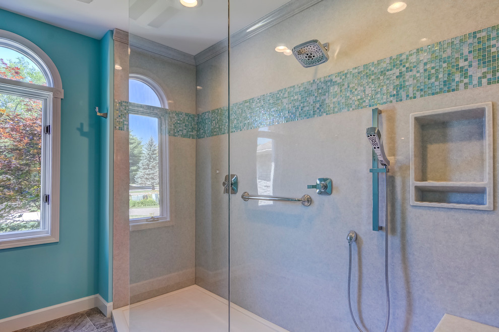 Immagine di una stanza da bagno padronale costiera con ante con bugna sagomata