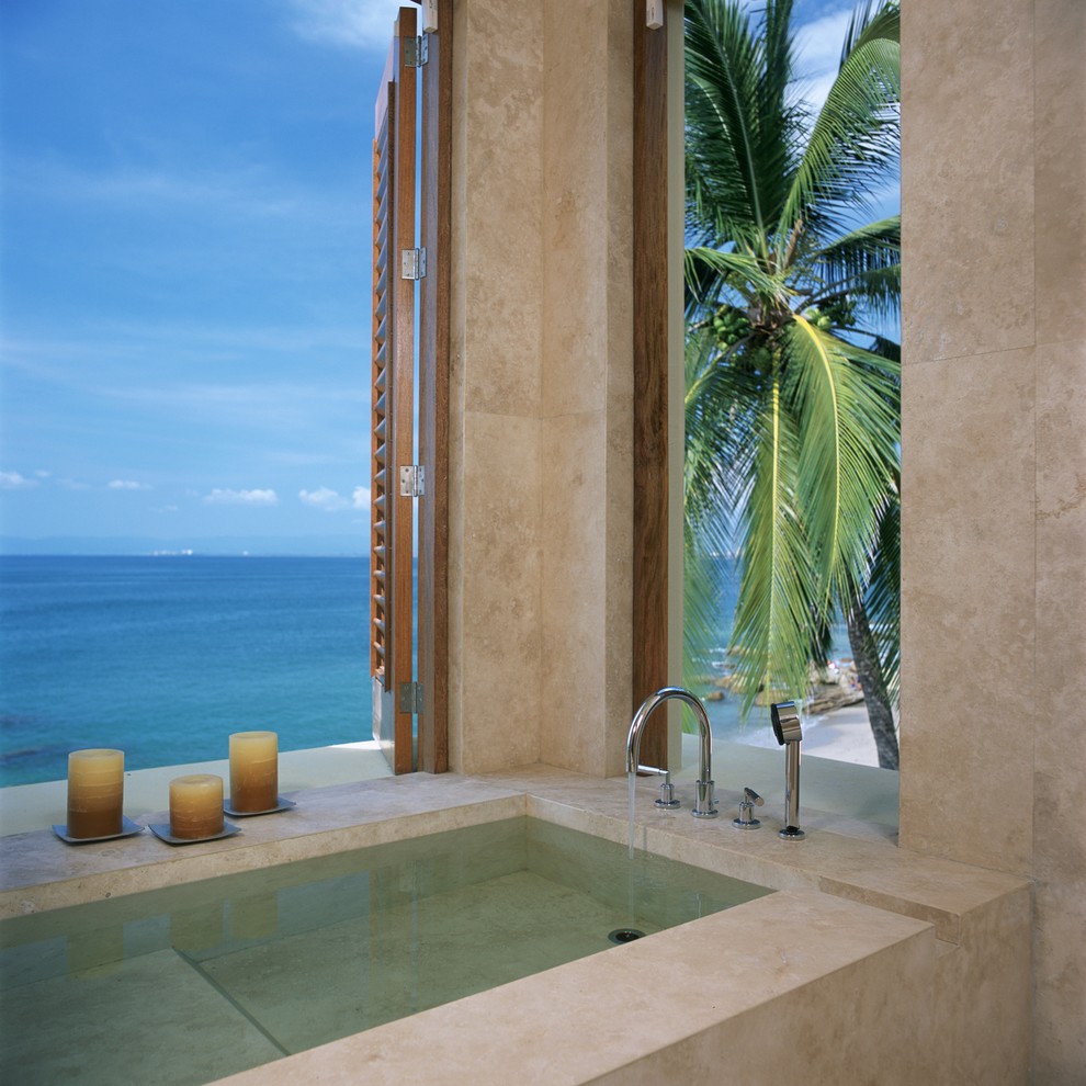 Idee per una grande stanza da bagno padronale tropicale con vasca da incasso