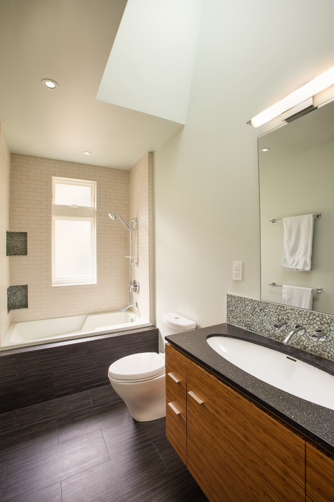 Пример оригинального дизайна: ванная комната в стиле модернизм с столешницей из гранита