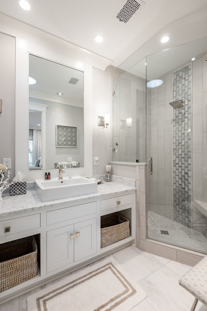 Foto di una stanza da bagno classica con ante bianche, pareti grigie, pavimento bianco, porta doccia a battente e top bianco
