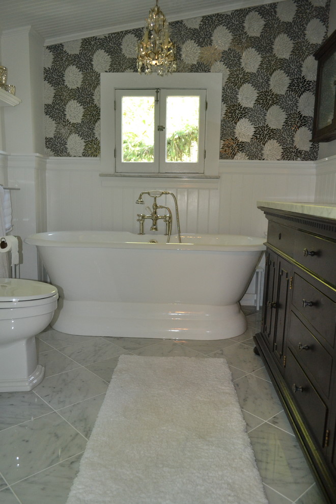 Bild på ett mellanstort vintage en-suite badrum, med ett undermonterad handfat, möbel-liknande, skåp i mörkt trä, marmorbänkskiva, ett fristående badkar, en öppen dusch, flerfärgad kakel och marmorgolv