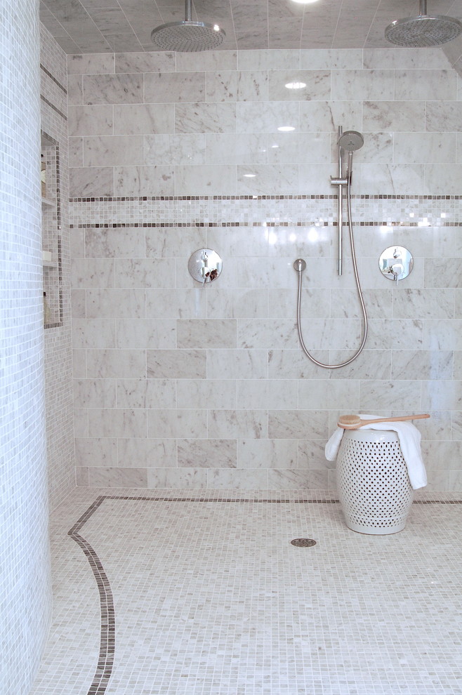 Inspiration pour une salle de bain principale traditionnelle de taille moyenne avec un lavabo encastré, un placard à porte plane, des portes de placard blanches, un plan de toilette en marbre, une douche ouverte, WC à poser, un carrelage gris, mosaïque, un mur blanc et un sol en carrelage de terre cuite.
