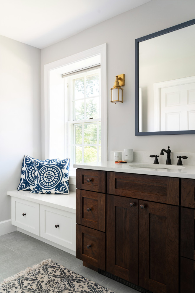 Klassisk inredning av ett stort vit vitt en-suite badrum, med skåp i shakerstil, bruna skåp, en hörndusch, grå kakel, marmorkakel, grå väggar, klinkergolv i porslin, ett nedsänkt handfat, bänkskiva i kvarts, grått golv och med dusch som är öppen