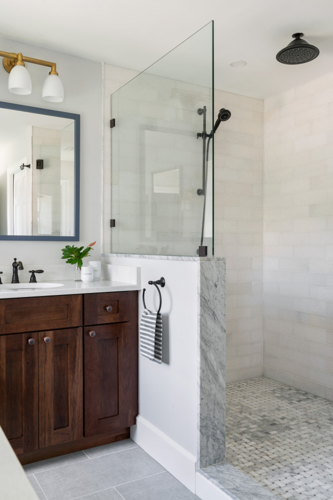Idéer för ett stort klassiskt vit en-suite badrum, med skåp i shakerstil, bruna skåp, en hörndusch, grå kakel, marmorkakel, grå väggar, klinkergolv i porslin, ett nedsänkt handfat, bänkskiva i kvarts, grått golv och med dusch som är öppen