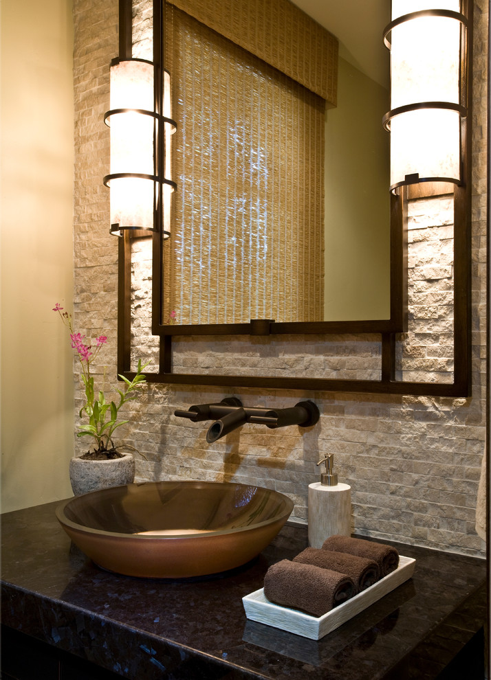 На фото: ванная комната в современном стиле с настольной раковиной, плоскими фасадами, темными деревянными фасадами, столешницей из гранита, унитазом-моноблоком, бежевой плиткой, каменной плиткой, бежевыми стенами и полом из травертина