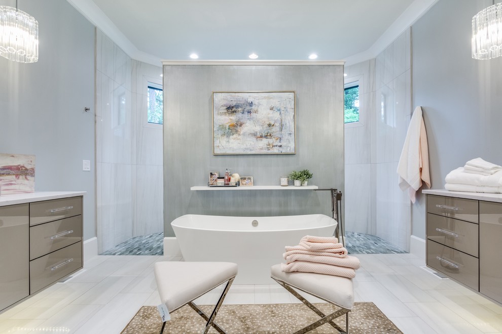 Klassisk inredning av ett vit vitt en-suite badrum, med släta luckor, bruna skåp, ett fristående badkar, en öppen dusch, grå kakel, vit kakel, grå väggar, vitt golv och med dusch som är öppen