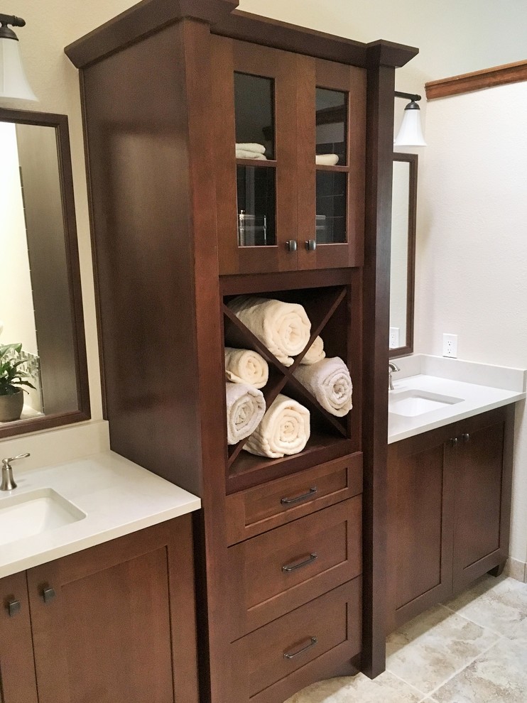 Inredning av ett klassiskt mellanstort badrum med dusch, med luckor med upphöjd panel, skåp i mörkt trä, ett hörnbadkar, en öppen dusch, en toalettstol med hel cisternkåpa, vit kakel, stenkakel, vita väggar, klinkergolv i keramik, ett nedsänkt handfat, bänkskiva i täljsten, beiget golv och med dusch som är öppen