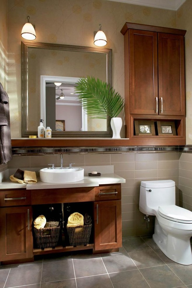 Aménagement d'une salle d'eau exotique en bois brun de taille moyenne avec un lavabo posé, un placard avec porte à panneau encastré, WC à poser, un carrelage beige, un mur bleu et un sol en carrelage de céramique.