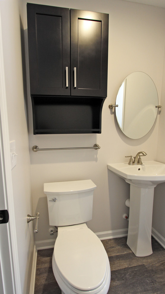 Modelo de cuarto de baño tradicional renovado pequeño con armarios con paneles lisos, puertas de armario de madera en tonos medios y aseo y ducha