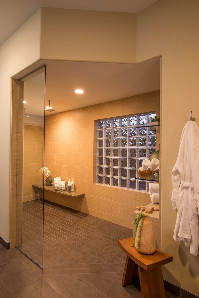 Bild på ett funkis badrum, med en öppen dusch, beige kakel, beige väggar och med dusch som är öppen