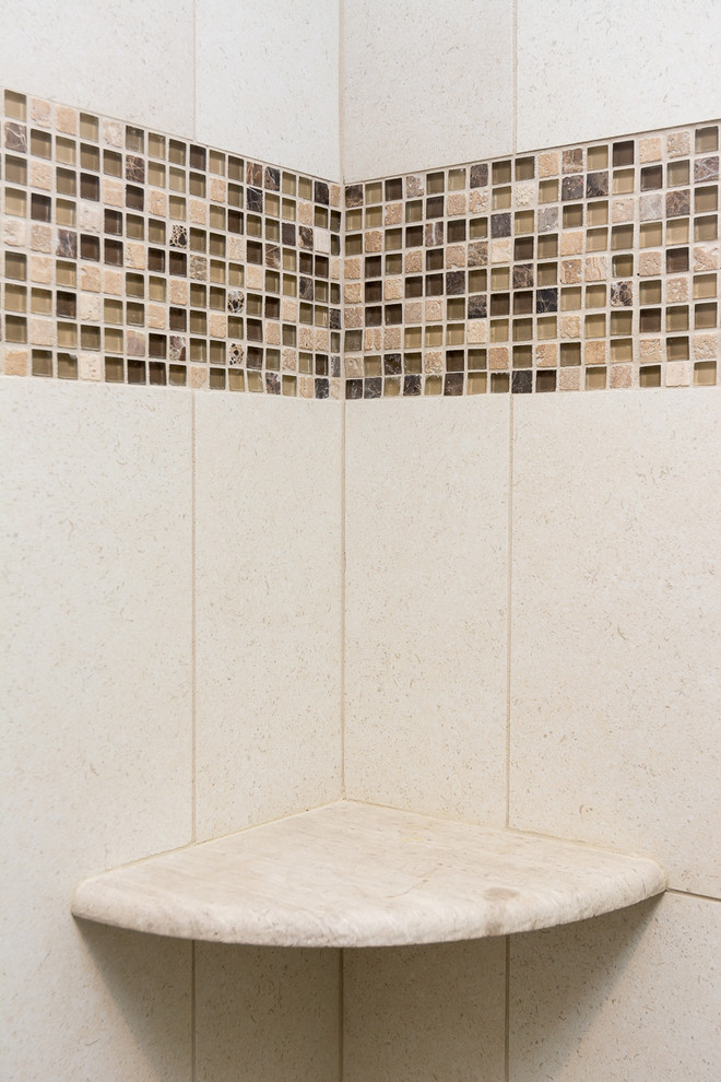 Idéer för att renovera ett mellanstort funkis badrum för barn, med en dusch/badkar-kombination, beige kakel, porslinskakel, beige väggar och klinkergolv i porslin
