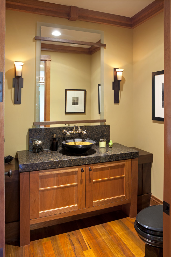 Inspiration pour une salle de bain principale craftsman en bois brun avec un lavabo encastré, un plan de toilette en quartz, une baignoire posée, un carrelage gris, des carreaux de céramique, un mur gris et un sol en carrelage de céramique.