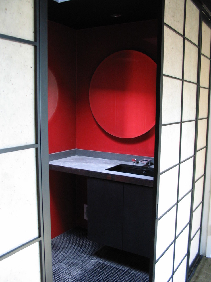 Пример оригинального дизайна: ванная комната среднего размера в современном стиле с врезной раковиной, плоскими фасадами, серыми фасадами, столешницей из гранита, душем без бортиков, раздельным унитазом, черной плиткой, каменной плиткой, красными стенами, полом из сланца и душевой кабиной