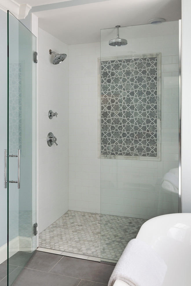 Esempio di una stanza da bagno padronale tradizionale con ante in stile shaker, ante bianche, vasca freestanding, piastrelle grigie, pareti blu, pavimento con piastrelle in ceramica e top in marmo