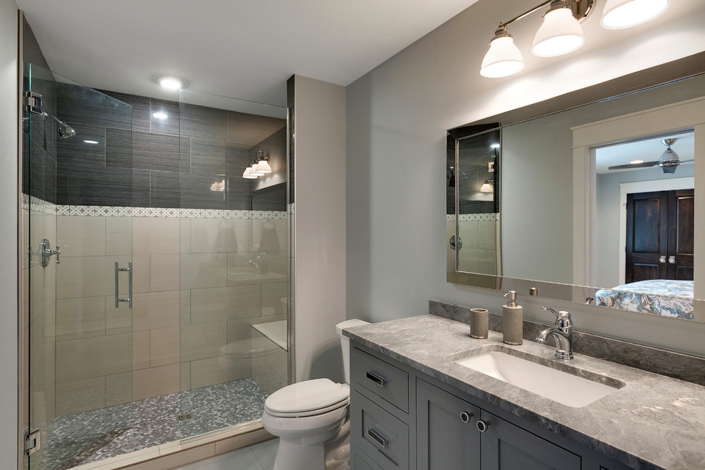 Idee per una stanza da bagno con doccia classica con ante in stile shaker, ante grigie e top in granito