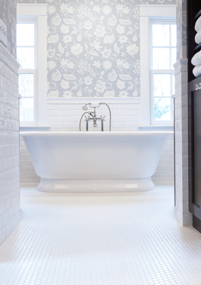 Exempel på ett stort klassiskt en-suite badrum, med luckor med infälld panel, vita skåp, ett fristående badkar, en kantlös dusch, en bidé, vit kakel, tunnelbanekakel, grå väggar, klinkergolv i keramik och bänkskiva i kvartsit