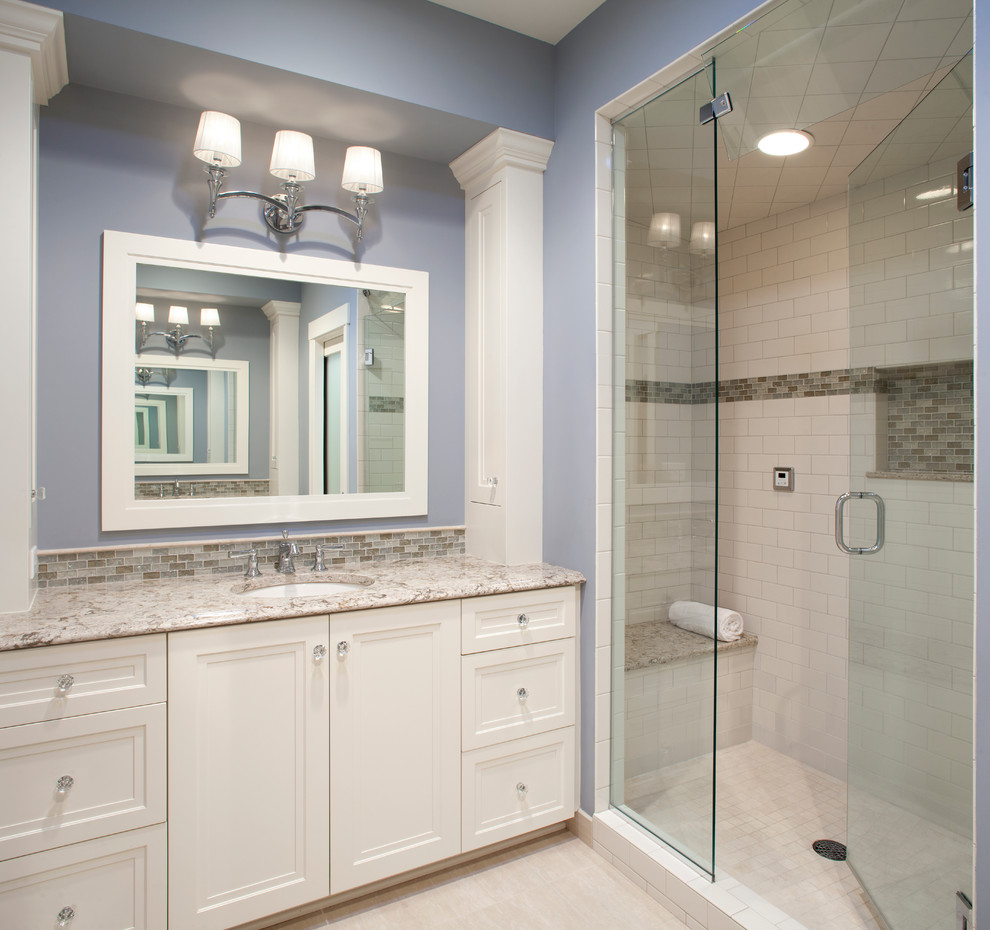 Inspiration för mellanstora klassiska badrum, med ett undermonterad handfat, luckor med infälld panel, vita skåp, bänkskiva i kvarts, en dusch i en alkov, grå kakel, glaskakel, lila väggar och klinkergolv i keramik