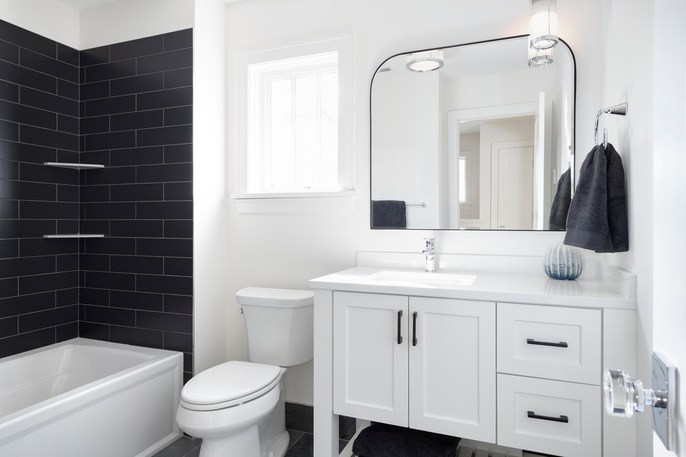 Стильный дизайн: ванная комната среднего размера в классическом стиле с белыми стенами и душевой кабиной - последний тренд