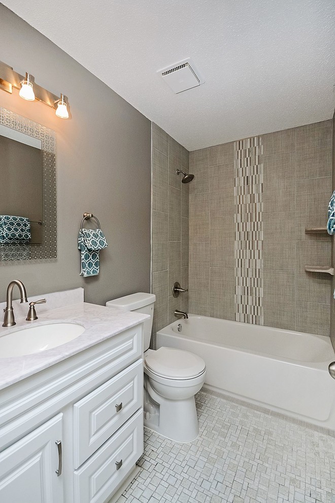 Идея дизайна: маленькая ванная комната в стиле неоклассика (современная классика) с фасадами с выступающей филенкой, белыми фасадами, ванной в нише, душем над ванной, раздельным унитазом, бежевой плиткой, плиткой мозаикой, бежевыми стенами, полом из мозаичной плитки, душевой кабиной, врезной раковиной, столешницей из кварцита, белым полом, шторкой для ванной и белой столешницей для на участке и в саду