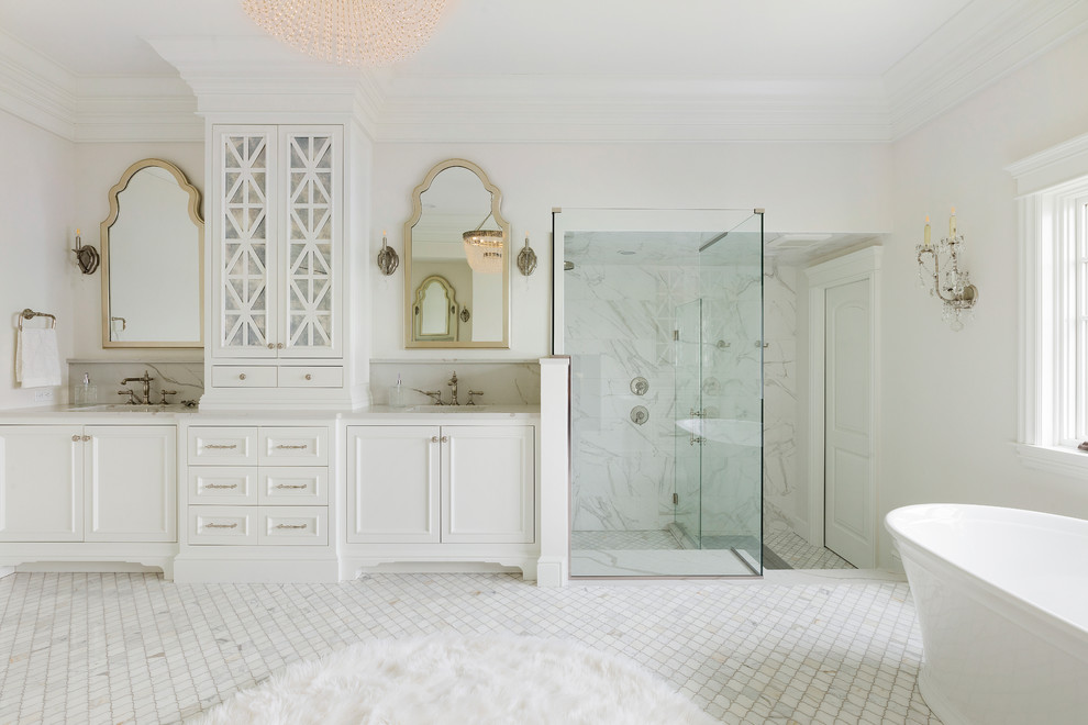 Exempel på ett klassiskt vit vitt en-suite badrum, med luckor med infälld panel, vita skåp, ett fristående badkar, en hörndusch, grå kakel, vit kakel, vita väggar, ett undermonterad handfat, vitt golv och dusch med gångjärnsdörr