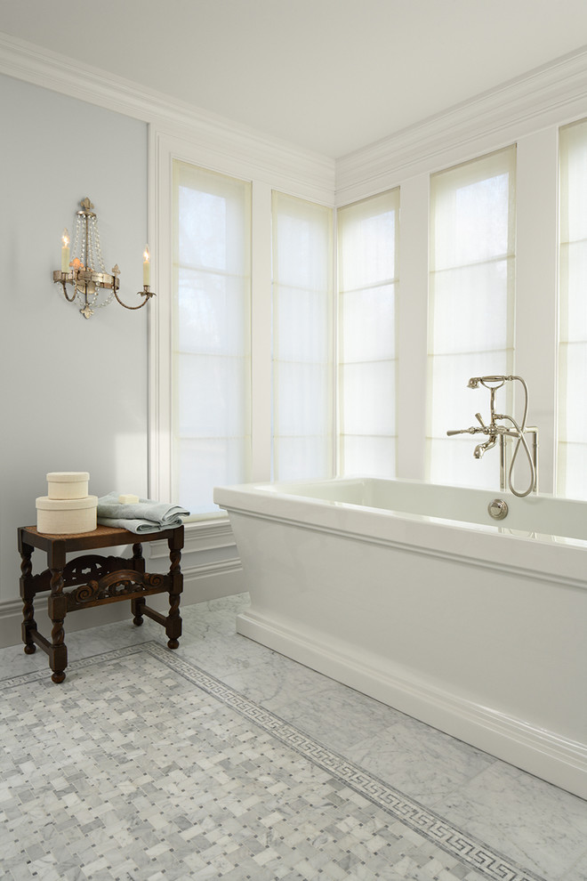 Immagine di una stanza da bagno classica con vasca freestanding e pareti blu