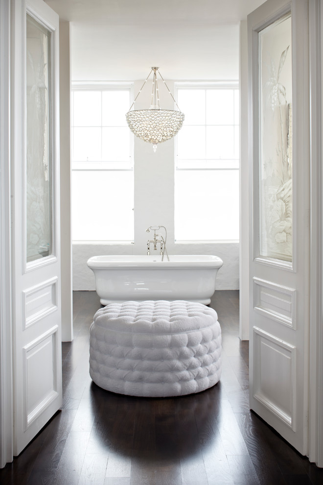 На фото: главная ванная комната в стиле неоклассика (современная классика) с отдельно стоящей ванной, белыми стенами и темным паркетным полом