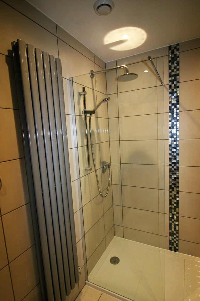 Aménagement d'une petite salle d'eau moderne avec un placard à porte affleurante, des portes de placard blanches et un carrelage beige.