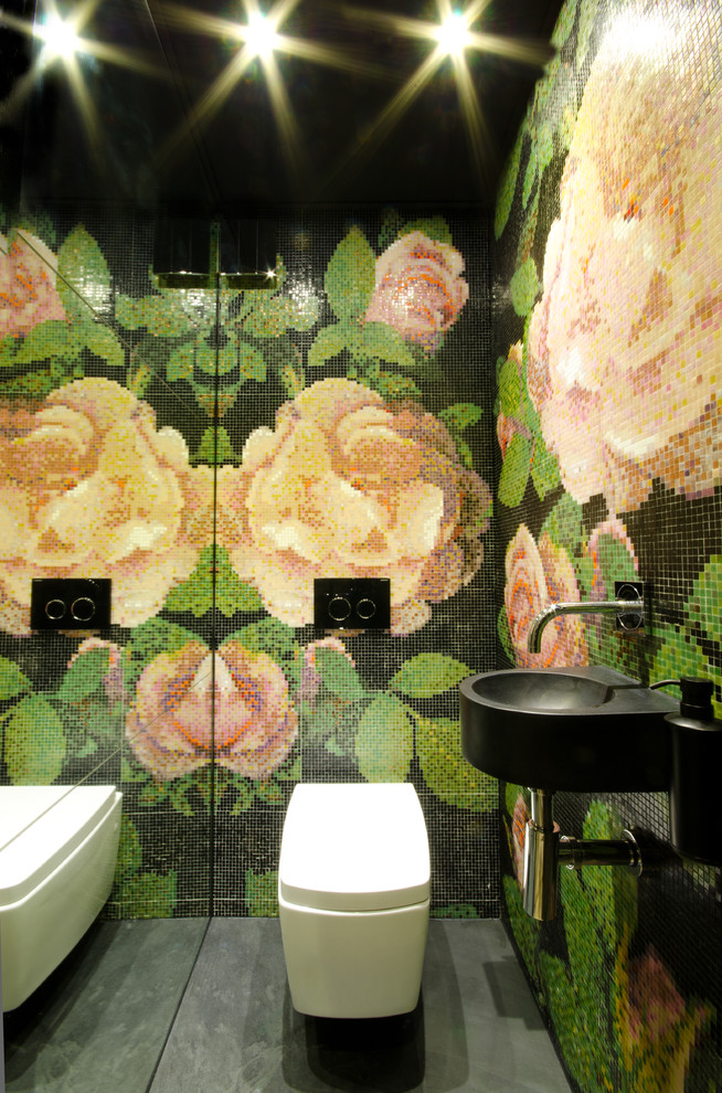 Exemple d'une petite salle de bain tendance avec un carrelage multicolore, un carrelage en pâte de verre, un mur multicolore, un sol en ardoise et un lavabo suspendu.
