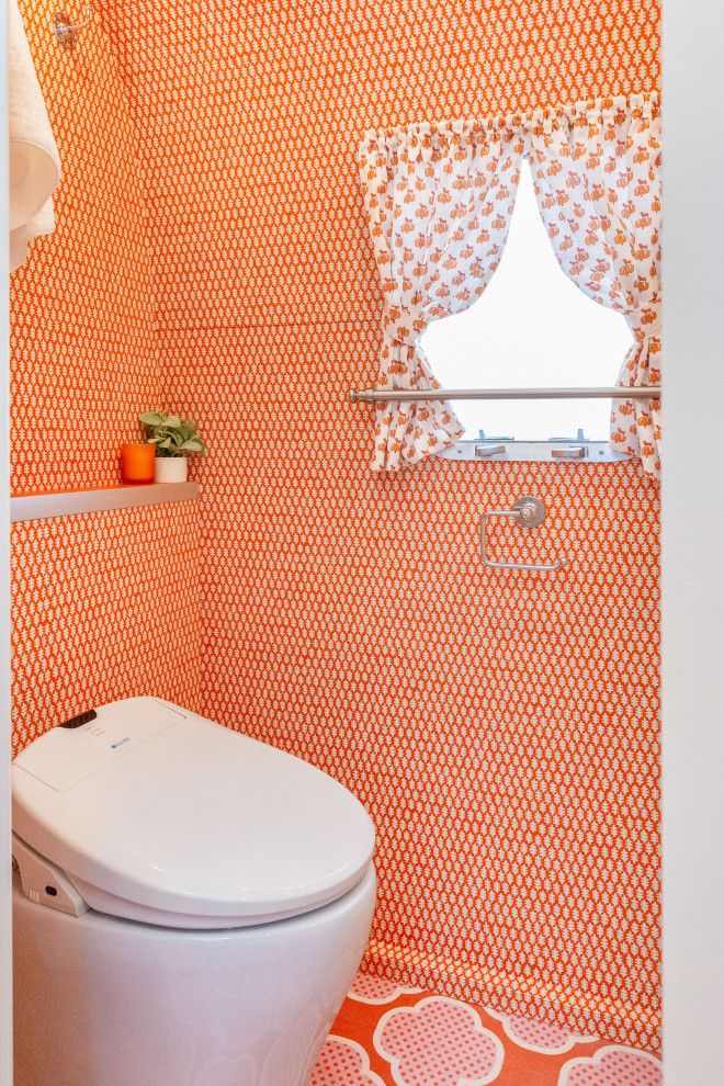 Exempel på ett litet eklektiskt orange oranget badrum med dusch, med släta luckor, vita skåp, en toalettstol med hel cisternkåpa, orange kakel, orange väggar, målat trägolv, ett undermonterad handfat, laminatbänkskiva och orange golv