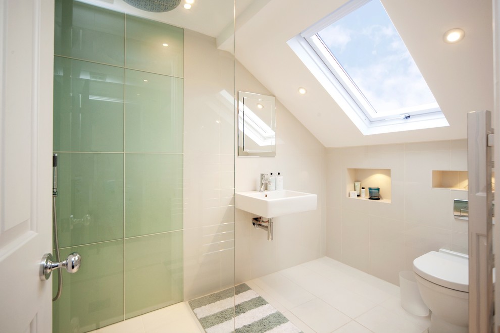 Modernes Badezimmer mit Wandwaschbecken, bodengleicher Dusche, Toilette mit Aufsatzspülkasten, weißen Fliesen, weißer Wandfarbe und Keramikboden in London