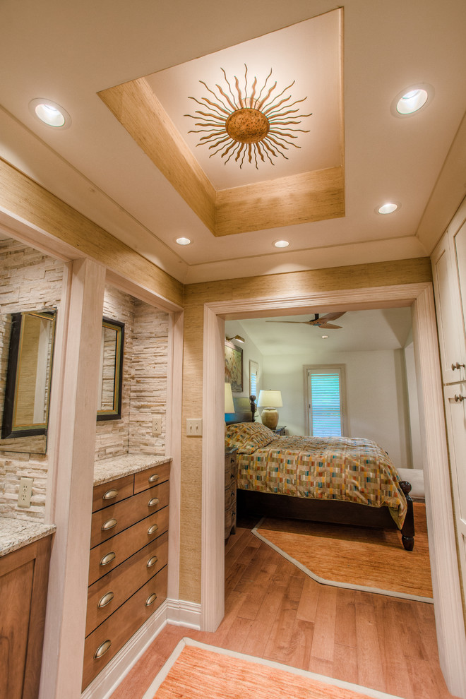 Inredning av ett klassiskt stort en-suite badrum, med skåp i shakerstil, skåp i mellenmörkt trä, en dusch i en alkov, beige kakel, stenhäll, beige väggar, mellanmörkt trägolv, ett undermonterad handfat och granitbänkskiva