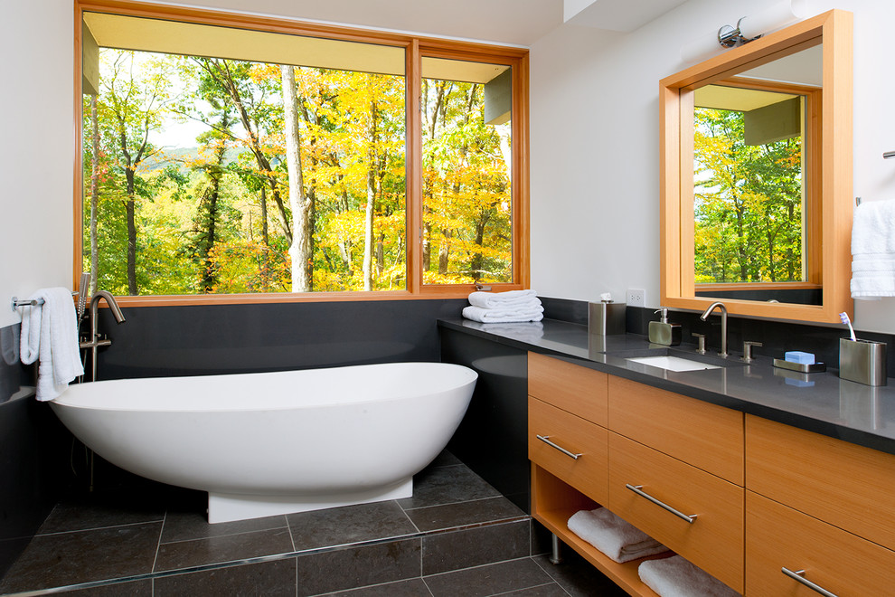 Inspiration pour une salle de bain principale asiatique en bois brun de taille moyenne avec un placard à porte plane, une baignoire indépendante, un carrelage beige, un mur blanc, un sol en carrelage de céramique et un lavabo encastré.