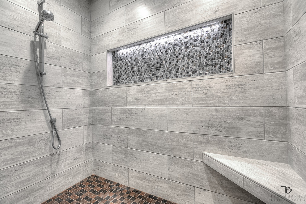Idéer för mellanstora vintage flerfärgat en-suite badrum, med luckor med upphöjd panel, skåp i mörkt trä, ett fristående badkar, en dusch i en alkov, beige väggar, målat trägolv, ett undermonterad handfat, granitbänkskiva och med dusch som är öppen