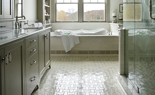Modern inredning av ett mellanstort badrum med dusch, med släta luckor, vita skåp, en toalettstol med separat cisternkåpa, grå kakel, vit kakel, tunnelbanekakel, grå väggar, marmorgolv och marmorbänkskiva