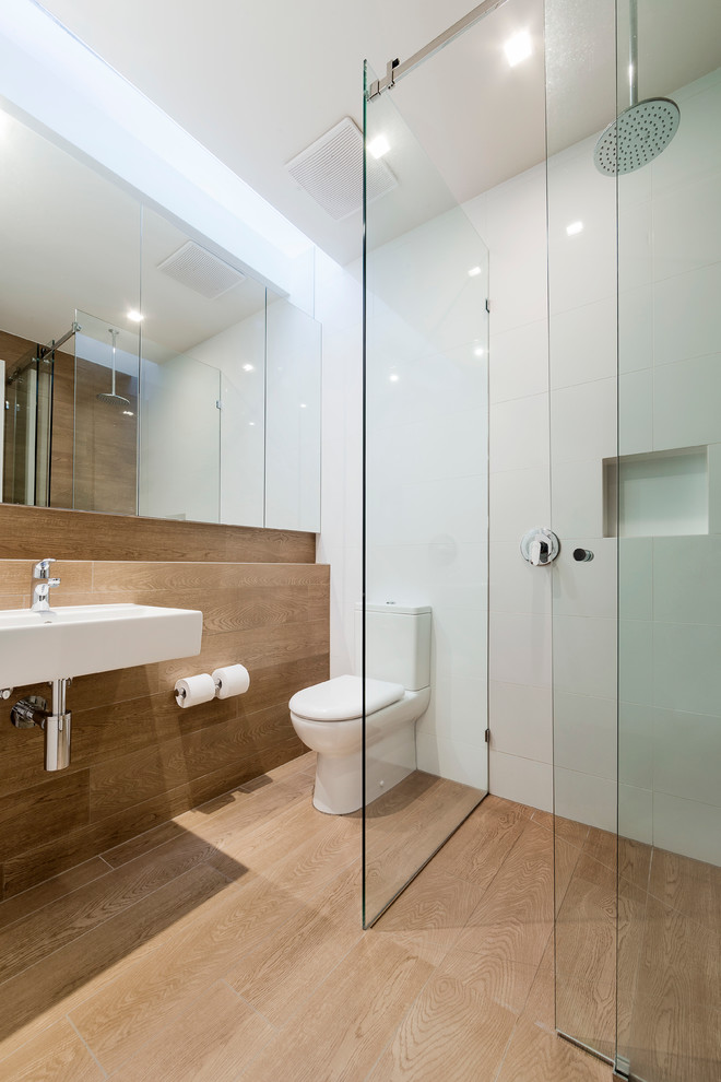 Пример оригинального дизайна: ванная комната в стиле модернизм с настольной раковиной, угловым душем, унитазом-моноблоком, белой плиткой, керамогранитной плиткой, белыми стенами и полом из керамогранита