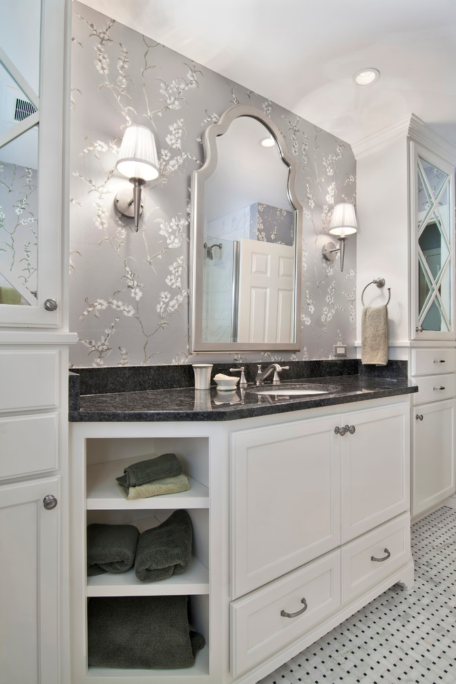 Imagen de cuarto de baño tradicional con lavabo bajoencimera, armarios con paneles empotrados, puertas de armario blancas, paredes grises y suelo con mosaicos de baldosas