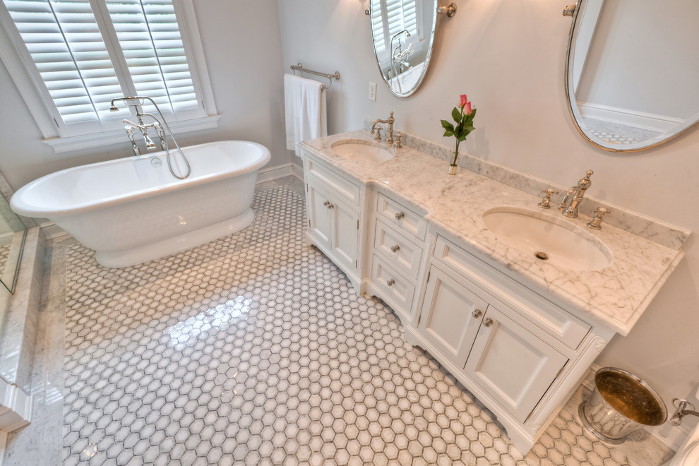 Bild på ett vintage en-suite badrum, med luckor med infälld panel, ett fristående badkar, en dusch i en alkov, vit kakel, stenkakel, vita väggar, marmorgolv, ett undermonterad handfat och bänkskiva i kvartsit