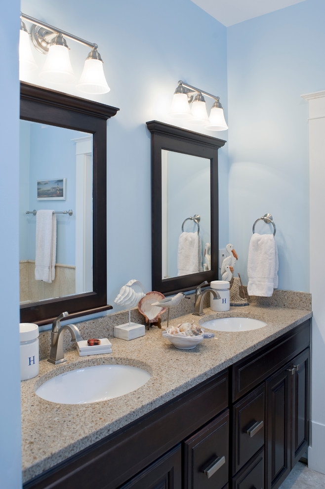 Ejemplo de cuarto de baño principal clásico renovado de tamaño medio con lavabo encastrado, armarios con paneles con relieve, puertas de armario de madera en tonos medios, encimera de cuarcita, bañera encastrada, combinación de ducha y bañera, sanitario de dos piezas y paredes azules