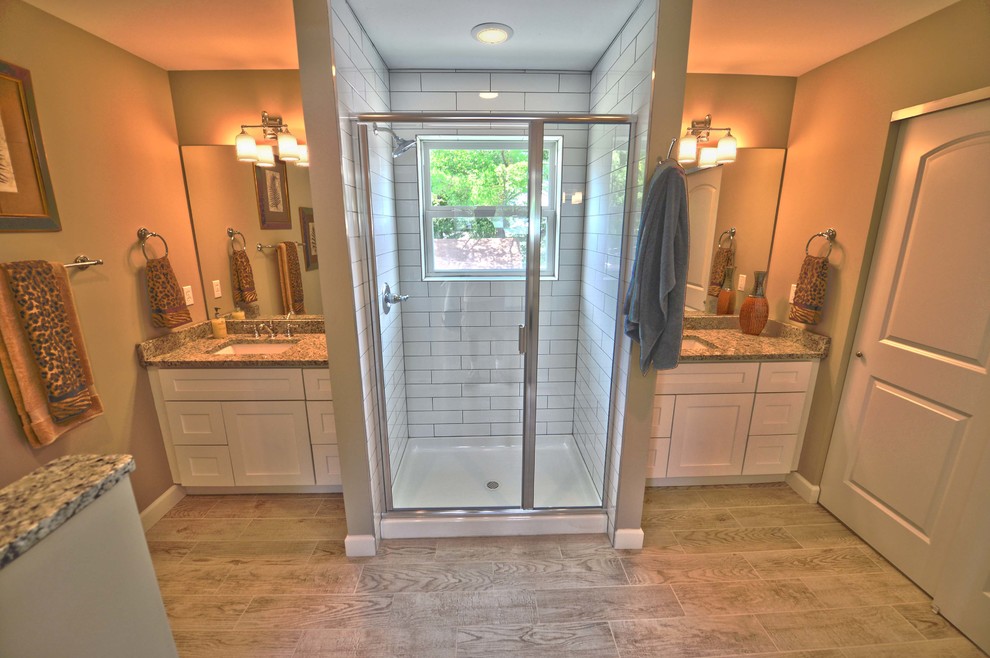 Idéer för att renovera ett vintage badrum, med skåp i shakerstil, vita skåp, en dusch i en alkov, beige väggar, klinkergolv i porslin, ett undermonterad handfat och granitbänkskiva