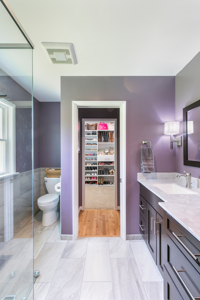 Réalisation d'une salle de bain principale bohème en bois foncé avec un placard à porte shaker, une douche d'angle, un carrelage gris, un mur violet, un lavabo encastré, un sol gris, une cabine de douche à porte battante et un plan de toilette gris.