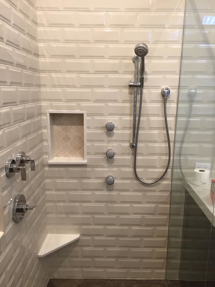 Exempel på ett stort klassiskt en-suite badrum, med ett fristående handfat, möbel-liknande, skåp i mörkt trä, bänkskiva i kvarts, ett fristående badkar, en kantlös dusch, vit kakel, keramikplattor, grå väggar och klinkergolv i porslin