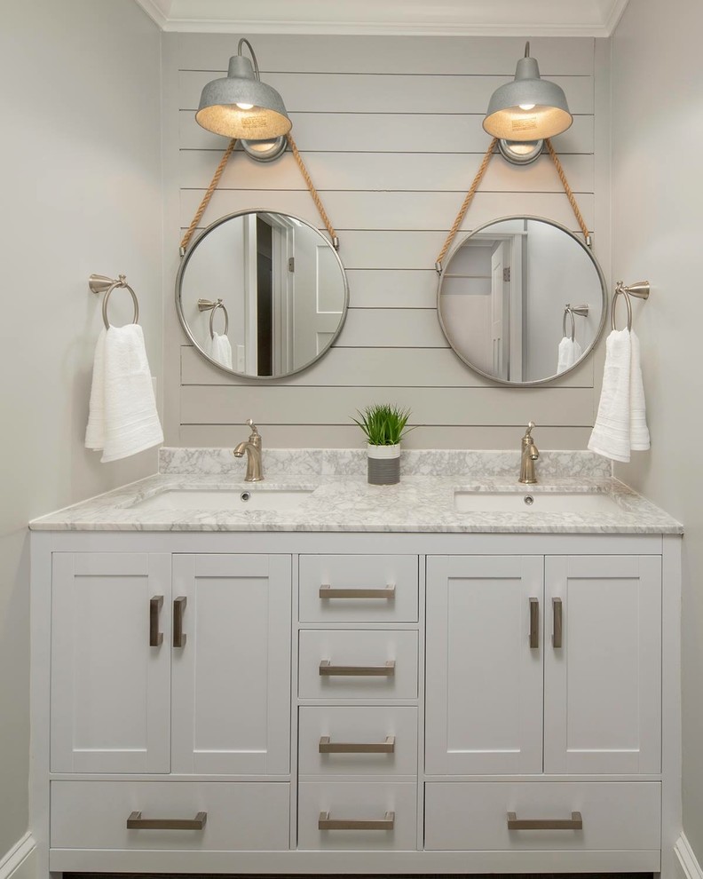 Imagen de cuarto de baño doble y a medida de estilo de casa de campo con armarios estilo shaker, puertas de armario blancas, paredes grises, lavabo bajoencimera, encimera de mármol y encimeras grises