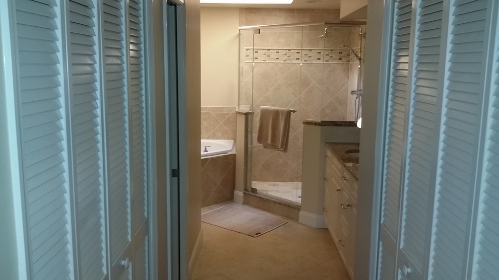 Ejemplo de cuarto de baño clásico de tamaño medio con lavabo bajoencimera, armarios con paneles con relieve, puertas de armario blancas, encimera de granito y suelo de baldosas de porcelana