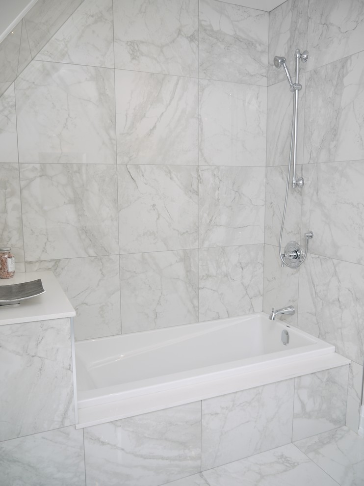 Exempel på ett mellanstort klassiskt vit vitt badrum för barn, med luckor med infälld panel, grå skåp, ett badkar i en alkov, en dusch/badkar-kombination, en toalettstol med separat cisternkåpa, vit kakel, porslinskakel, vita väggar, klinkergolv i porslin, ett undermonterad handfat, bänkskiva i kvarts, vitt golv och med dusch som är öppen