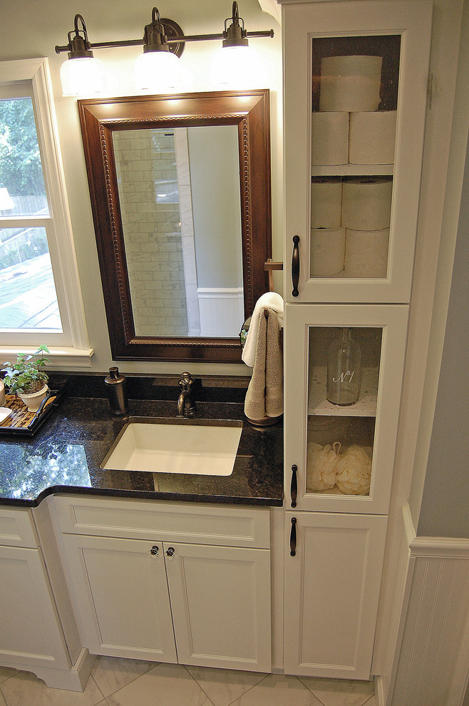 Cette image montre une salle de bain principale bohème de taille moyenne avec un placard à porte shaker, des portes de placard blanches, un plan de toilette en granite, un carrelage gris et des carreaux de porcelaine.