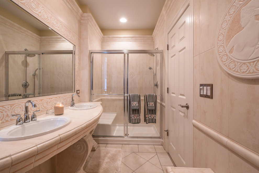 Esempio di una grande stanza da bagno padronale chic con doccia alcova, piastrelle in ceramica, pavimento con piastrelle in ceramica, lavabo da incasso e top piastrellato