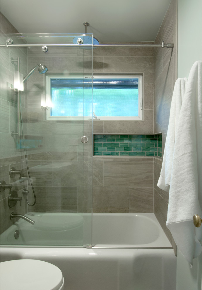 Foto di una piccola stanza da bagno moderna con vasca/doccia, piastrelle beige, piastrelle in ceramica e porta doccia scorrevole