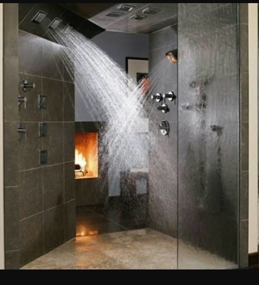 Großes Modernes Badezimmer En Suite mit bodengleicher Dusche, beigen Fliesen, Keramikfliesen, brauner Wandfarbe und Keramikboden in Seattle