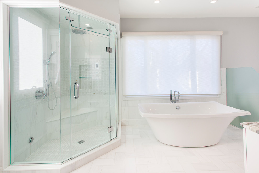 Exempel på ett stort modernt en-suite badrum, med släta luckor, vita skåp, ett badkar med tassar, en dusch i en alkov, vit kakel, mosaik, grå väggar, mosaikgolv, bänkskiva i kvartsit, vitt golv, dusch med gångjärnsdörr och ett undermonterad handfat